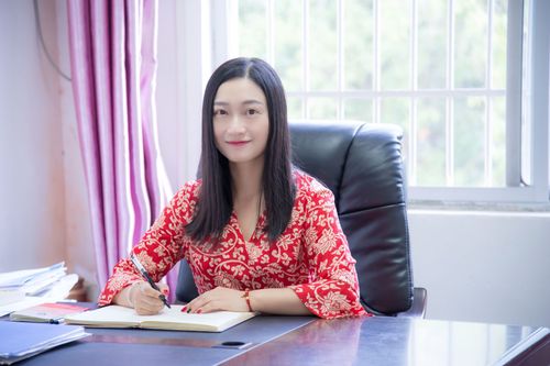 胡维办公照
