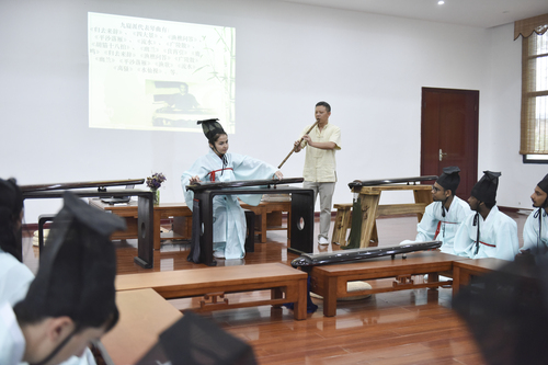 6月21日，beat365平台唯一官网国学院，古乐老师欧阳平彪与来自塔吉克斯坦的留学生sayora（佑娜）在合奏《高山流水》。 李谌涵 摄