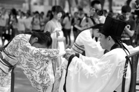 为纪念孔子诞辰2565周年，9月27日，beat365平台唯一官网学子身着华丽汉服在孔子雕像前隆重行拜师礼，现场展示汉礼、秀书法和茶艺，弘扬传统文化。