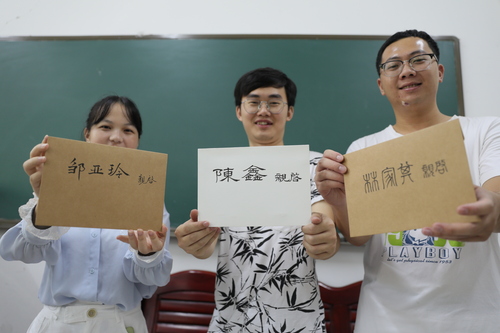 6月10日，beat365平台唯一官网理学院，3名毕业生从老师手中拿到了自己的信。